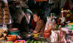 Kelas menengah terpuruk akibat inflasi dan kehilangan pekerjaan? Bangun ekonomi mandiri sekarang dengan strategi usaha dari Waralaba Plus!