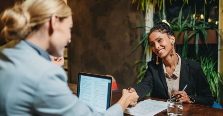 Customer-service-vs.-customer-support-whats-the-difference